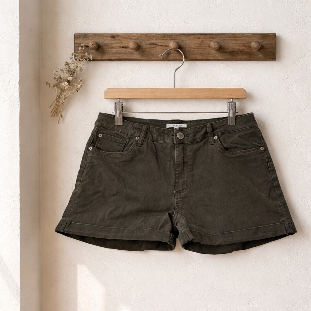 Olive Green Women's Mid Rise Stretch Shorts